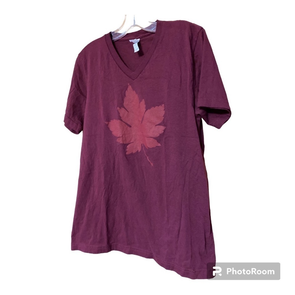 Women’s graphic T-shirt burgundy with maple leaf